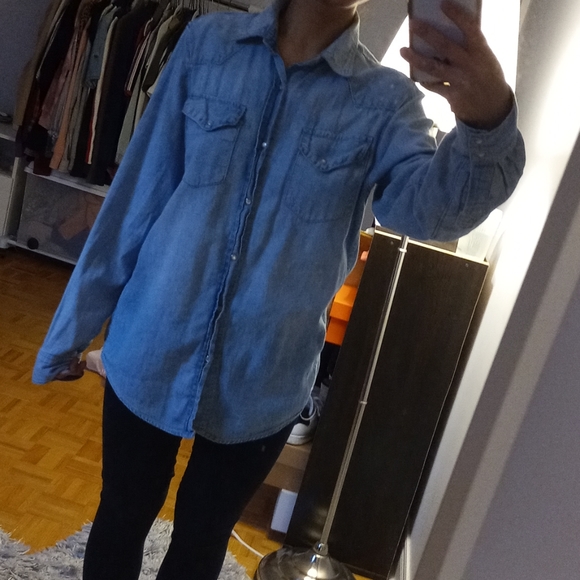 💙SOLD💙H&M light wash denim button up - Picture 9 of 9
